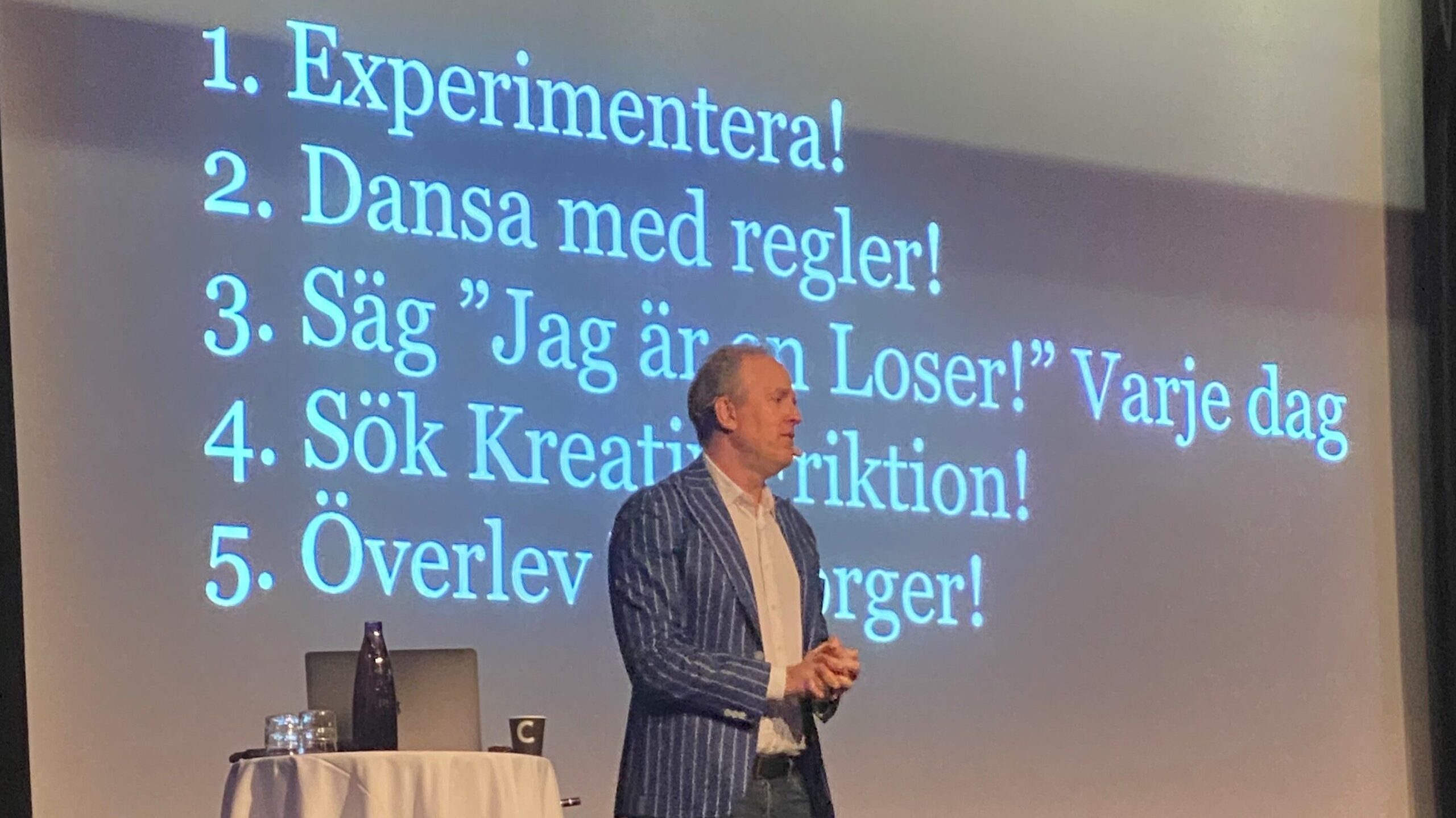 Magnus Lindkvist på scenen under Dialogkonferansen